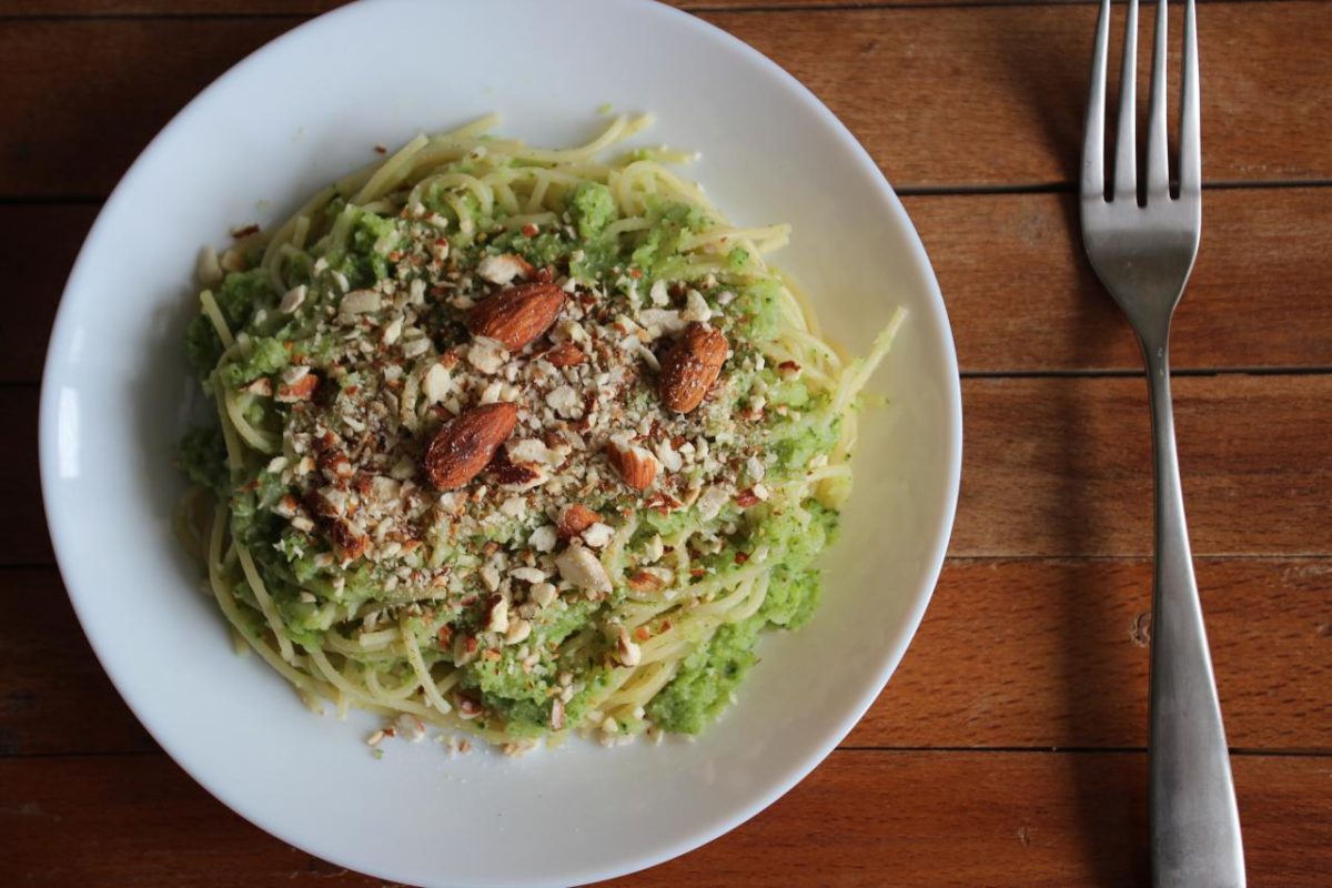 Спагетти с брокколи и миндалем — Итальянская кухня